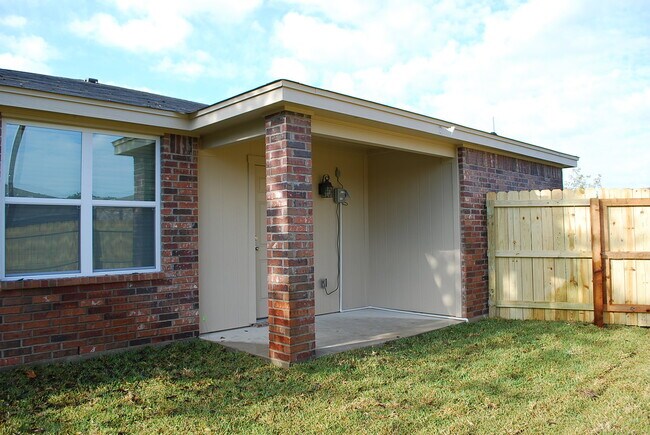 Building Photo - 2003Tru