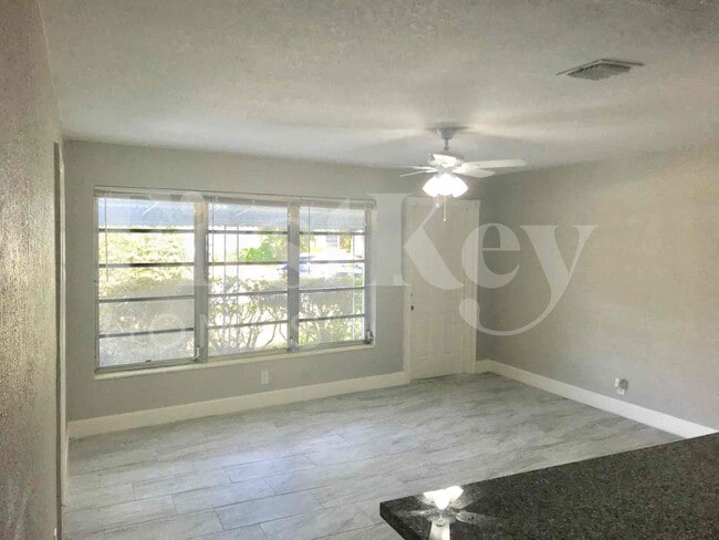 Building Photo - 1640 NE 32nd Pl