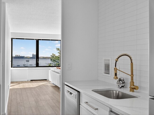 Building Photo - 65 E India Row