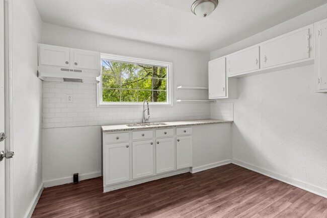 Building Photo - Charming and Newly Renovated 3 Bedroom 1 B...