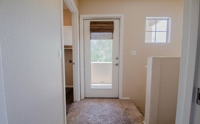Building Photo - Gorgeous 2/2.5 condo for rent in Scottsdale.