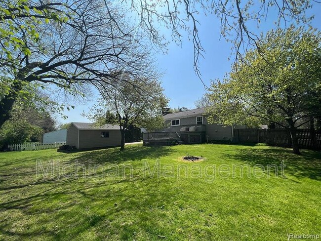 Building Photo - 645 Hidden Ridge Dr