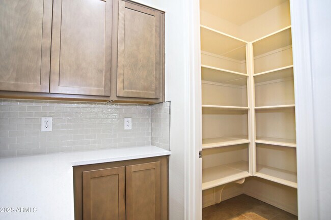 Building Photo - 977 W Finch Dr