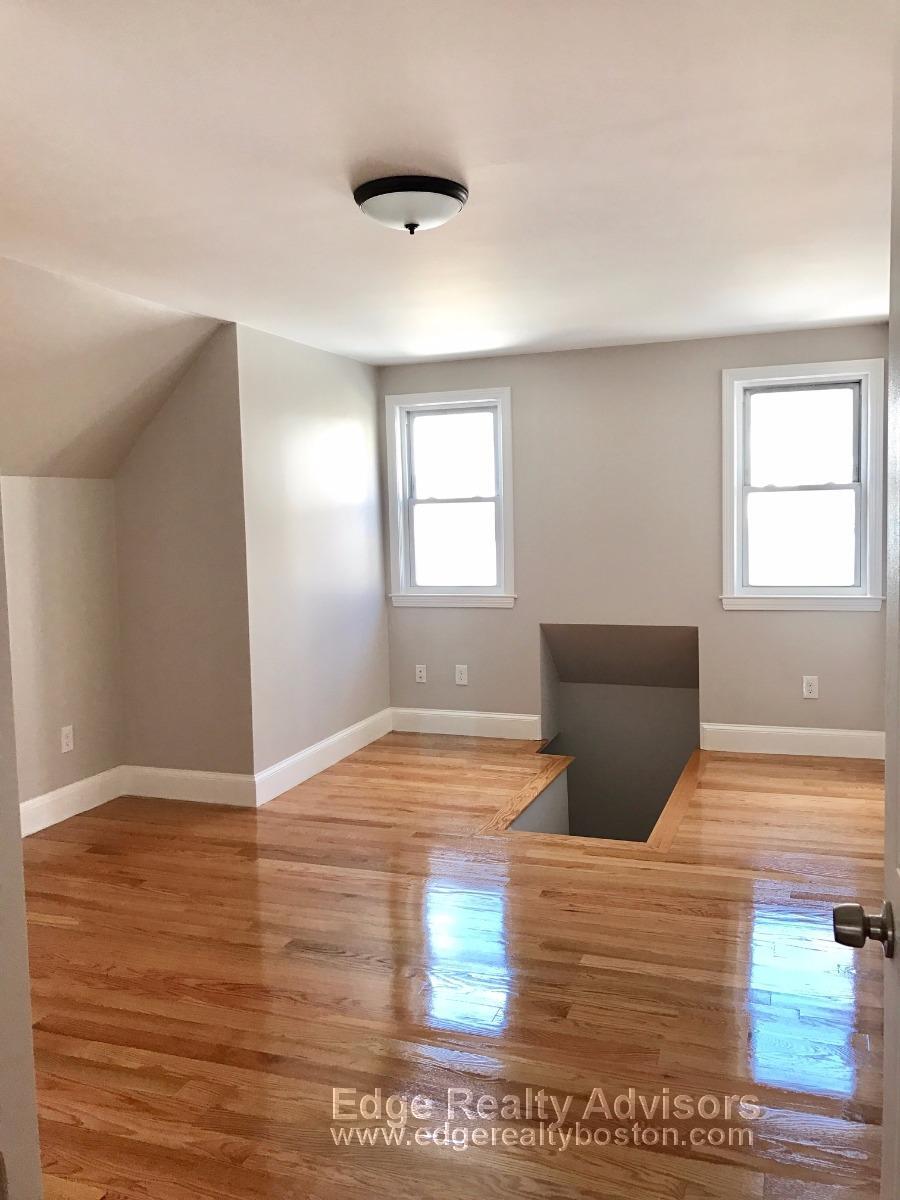 Building Photo - 108 Brooks St