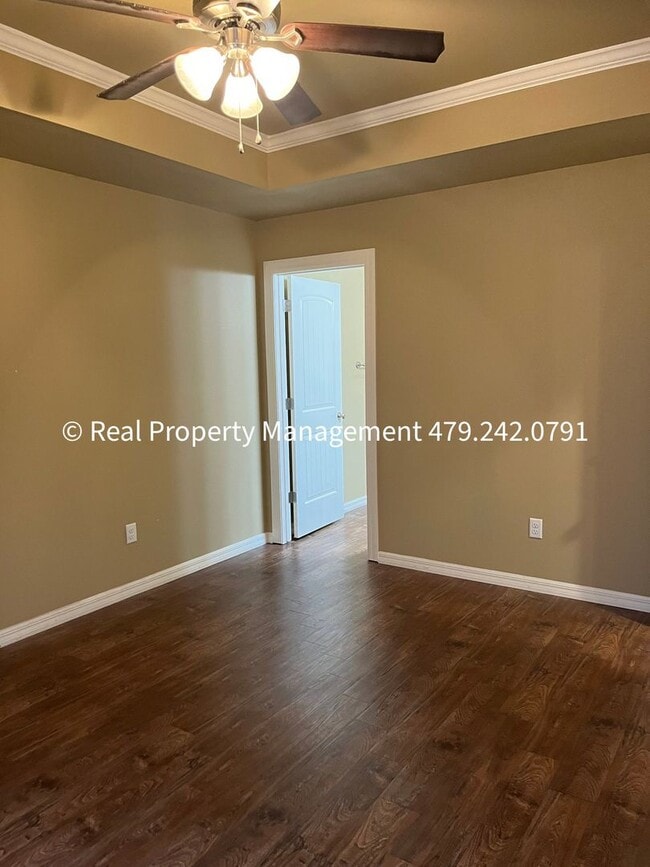 Building Photo - Very Nice 3B/2B Duplex Available NOW!