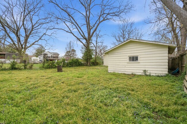 Building Photo - Move-In Ready 3 Bed with Modern Updates & Detached Garage