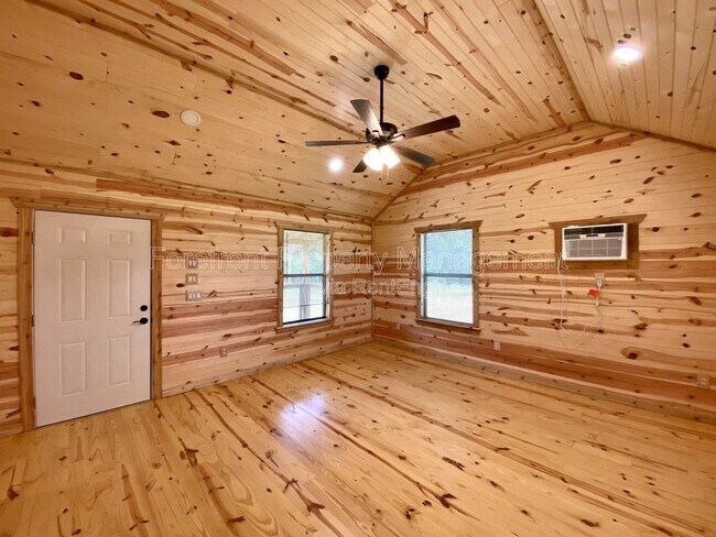 Building Photo - 624 Deer Creek Dr W