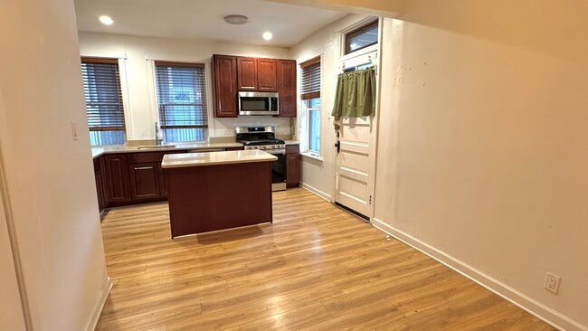 Building Photo - 644 W Aldine Ave