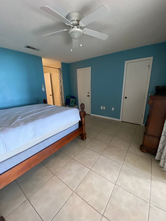 Building Photo - Beautiful Lakefront Condo!