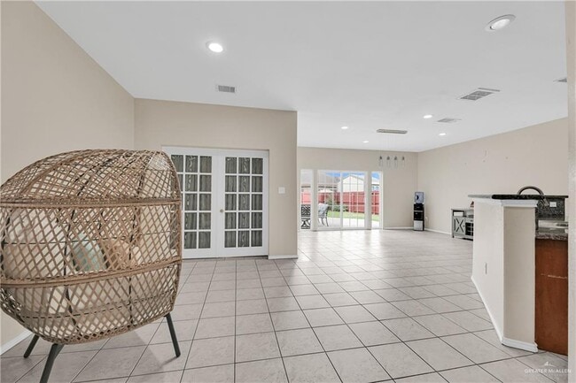 Building Photo - 3613 Los Lagos Dr