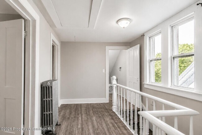 Building Photo - 1729 Sanderson Ave