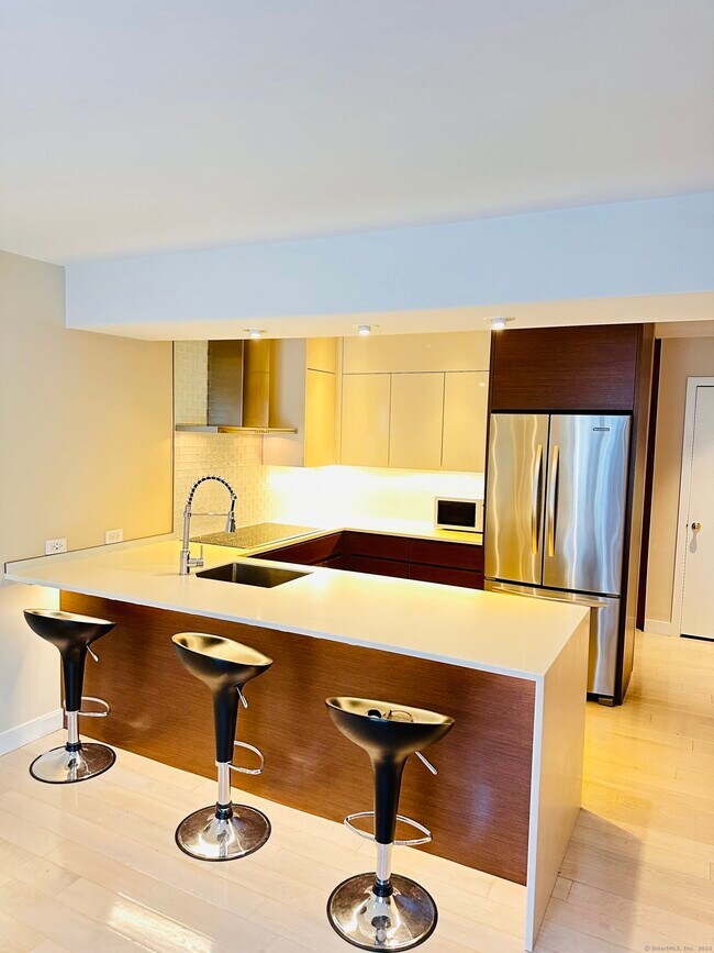 Building Photo - 7 Elm St