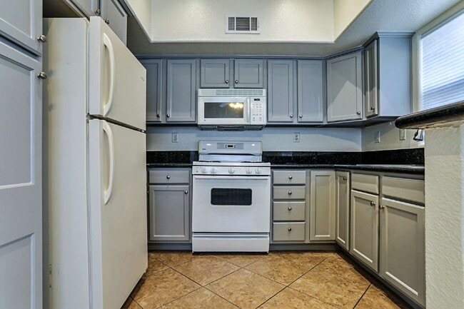 Building Photo - Spacious 1st floor condo in Henderson