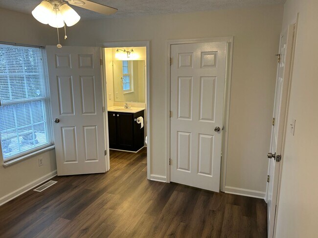 Building Photo - Now available:  Three bedroom, 1.5 bath home in Maryville City