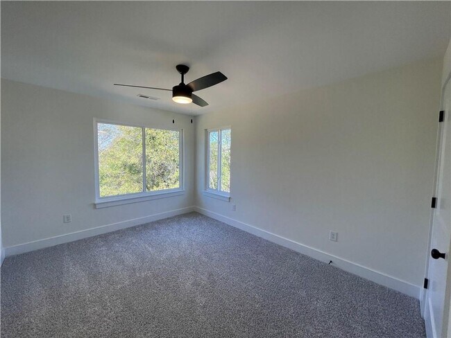 Building Photo - Single Family Home in Seneca!