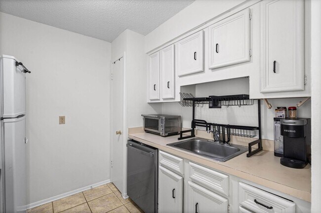 Building Photo - 119 Riverbend Dr