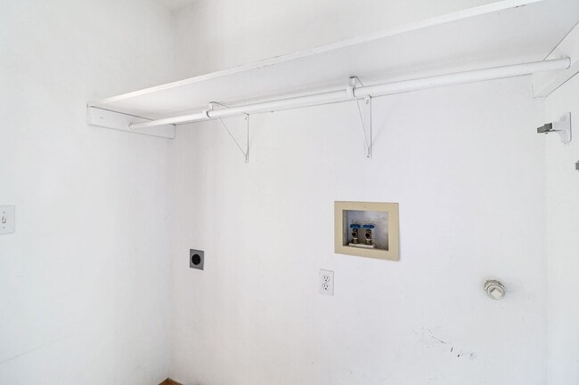 Building Photo - 3 Bed 2 Bath - Bonus Room - Groups - Pet F...