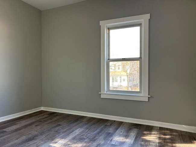 Building Photo - Newly Renovated - 4 Bedroom 1.5 Bath Singl...