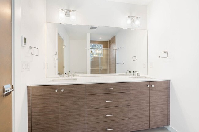 Building Photo - 113 17th Ave E