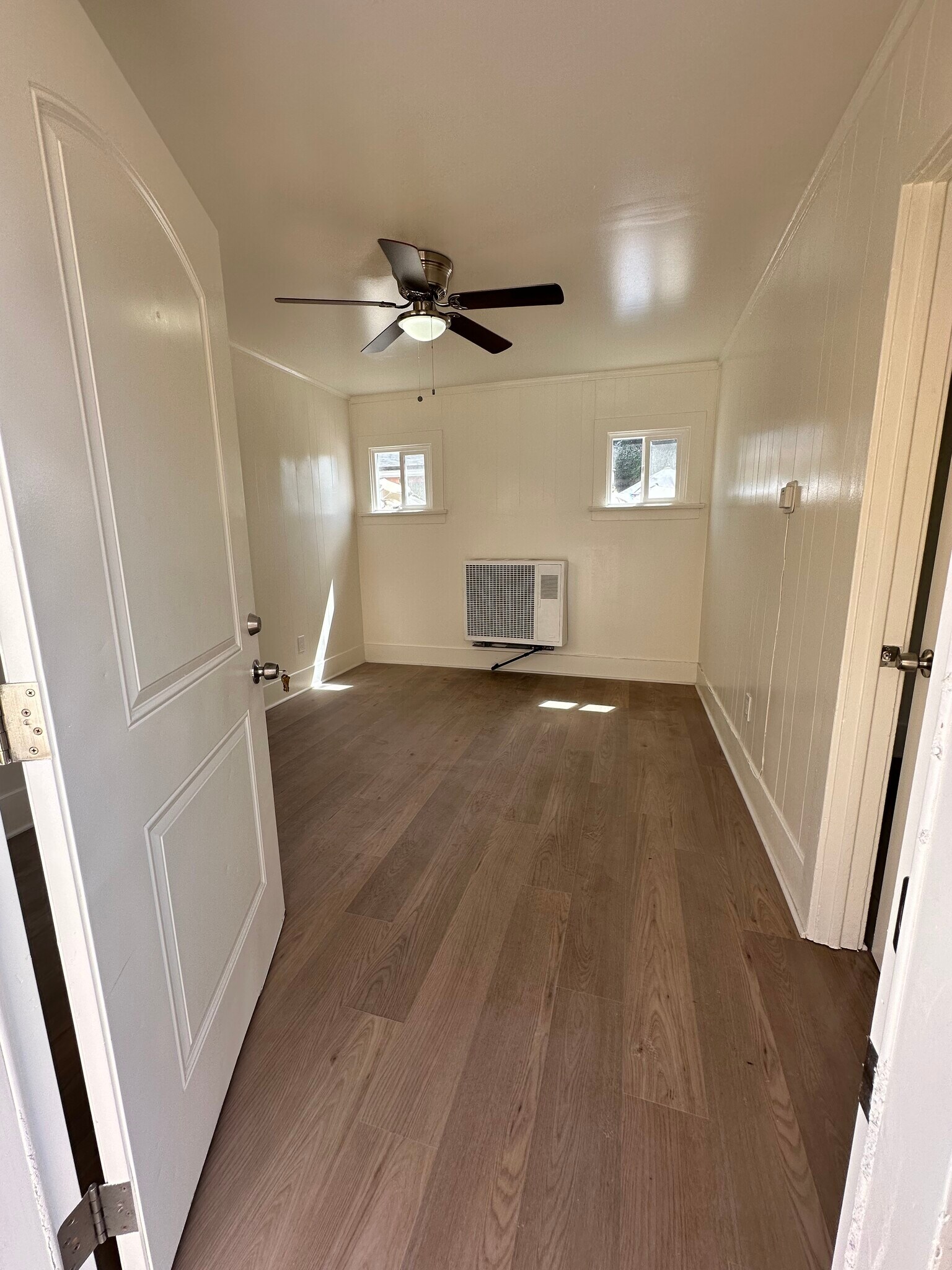 Living room - 957 W 45th St