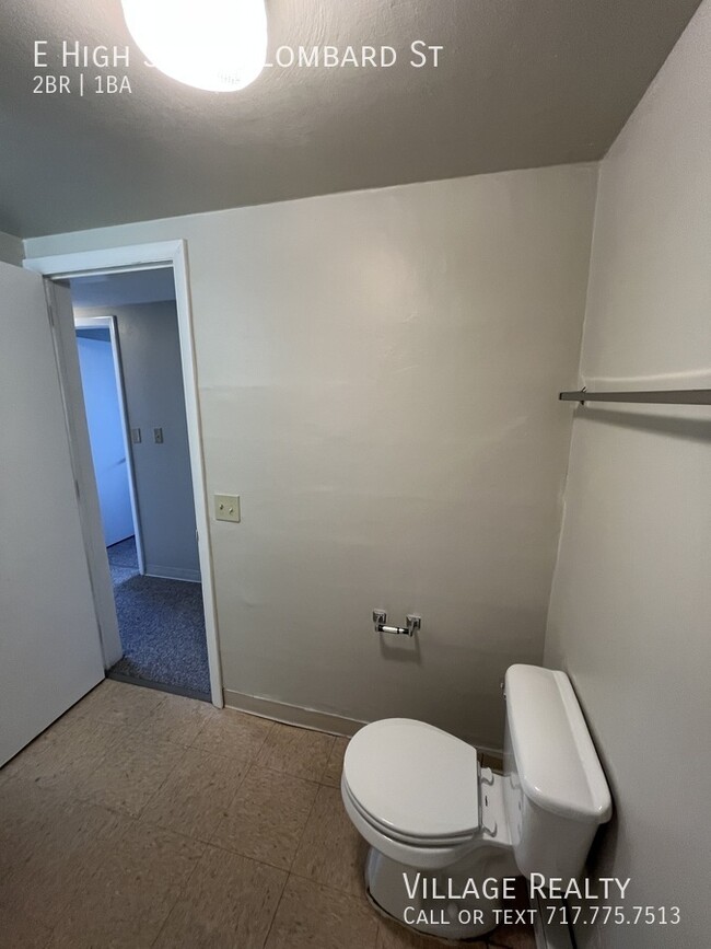 Building Photo - Huge 2-Bed apartment with washer/dryer hoo...