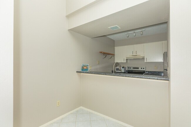 Building Photo - 7128 N Holiday Dr