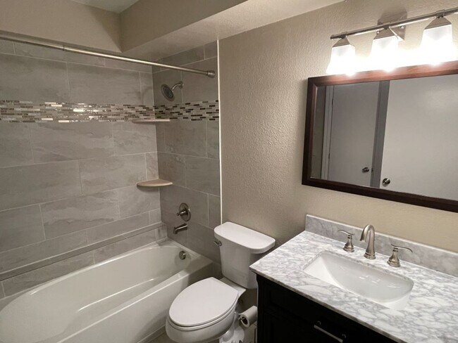 Building Photo - 1 Bedroom Condo in gated Hunting Meadows