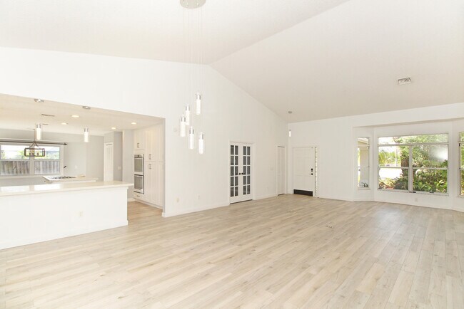 Building Photo - 896 Rose Ct