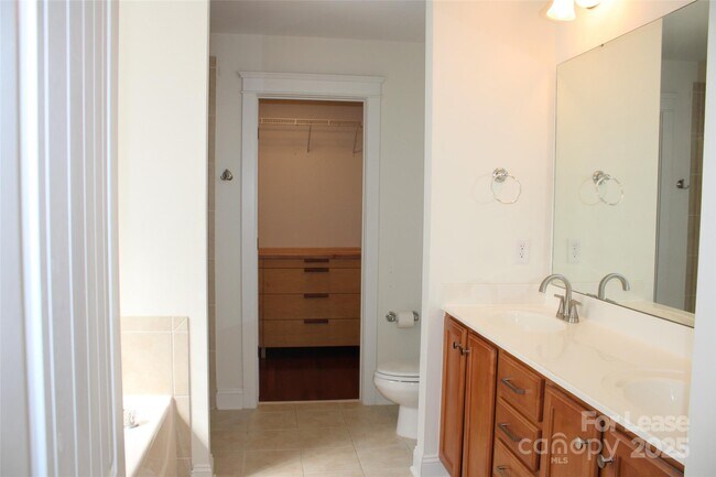 Building Photo - 541 Jetton St