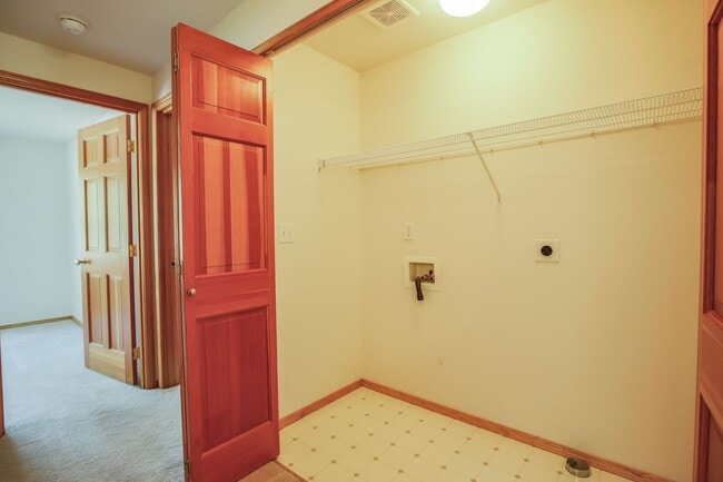 Building Photo - Lovely Mid-Island Home Available August 19th!
