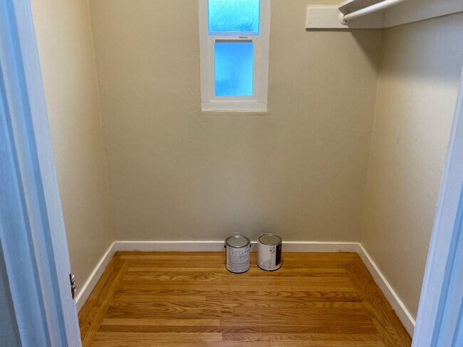 Building Photo - Epic REA-Great 1 BR/1 BA Unit in a S/S Duplex