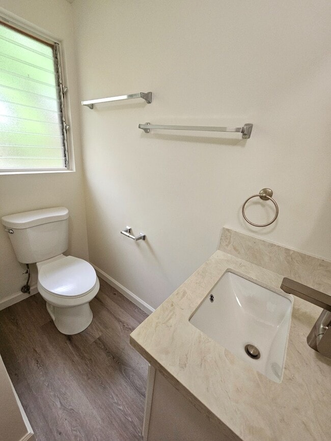 Building Photo - 2 bedroom, 1 bathroom with one driveway pa...