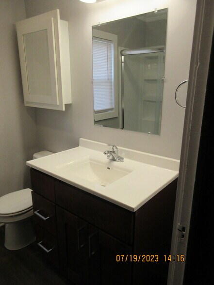 Building Photo - 1019 W 7th St