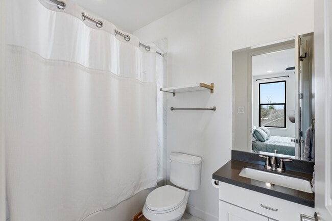 Building Photo - 904 W 18th St