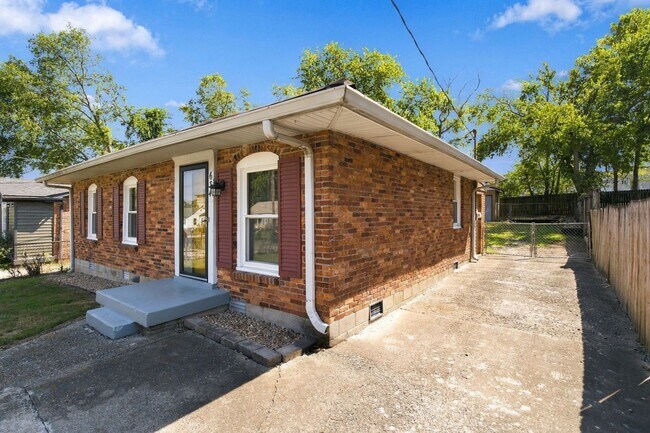Building Photo - 634 James Ave