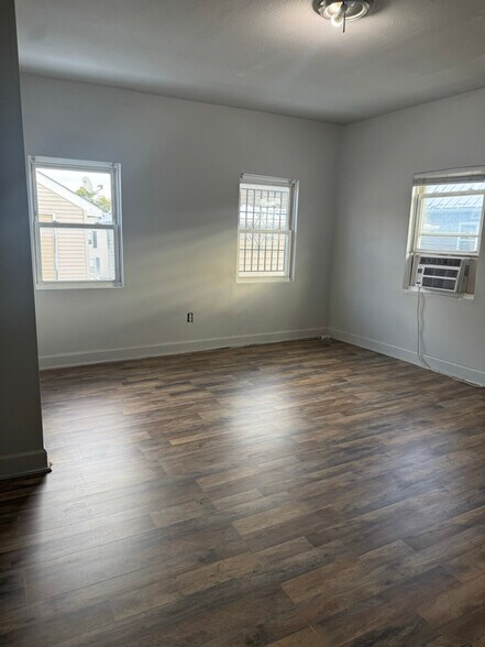 Building Photo - 43 1/2 Rodgers Ave