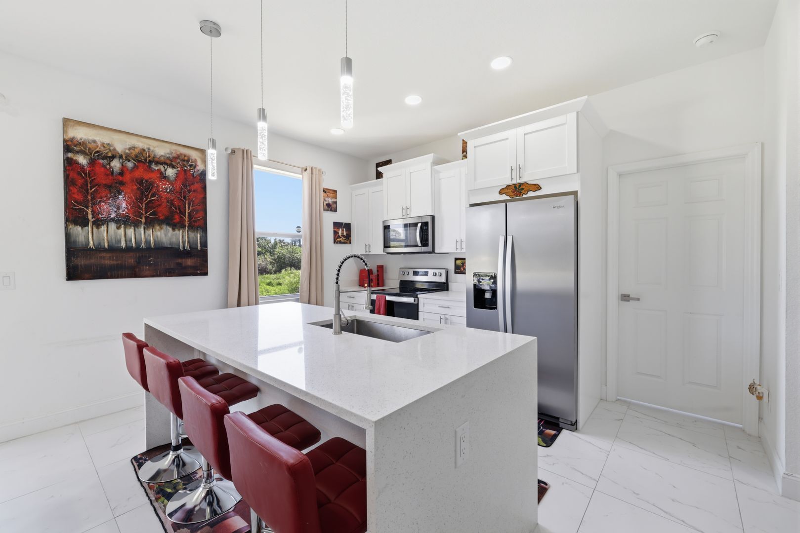 Building Photo - Newer 3/2 home all tile