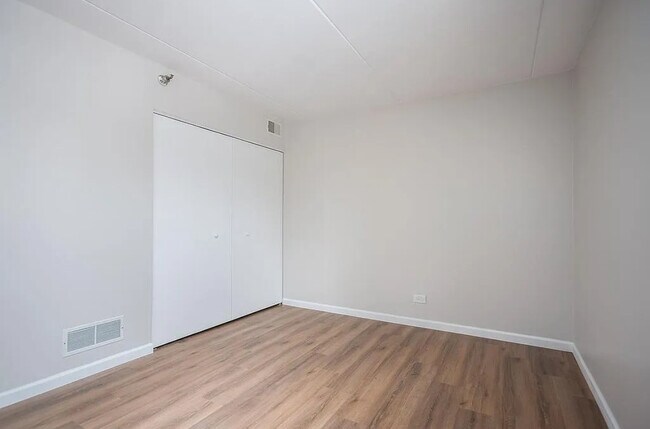 Building Photo - 6040 Lake Bluff Dr