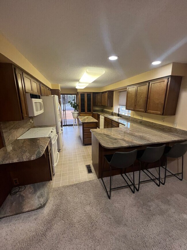 Building Photo - 250 NW Sunrise Dr