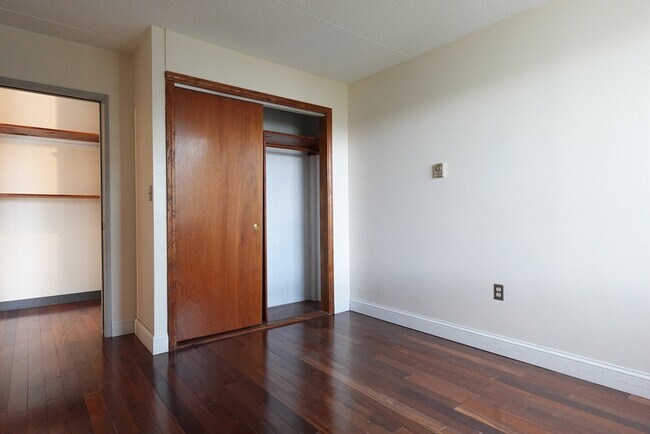 Building Photo - 37 Skyline Dr