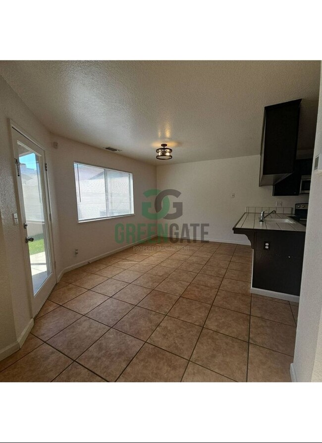 Building Photo - Beautiful 3 BEDROOM 2.5 BATH HOME IN MODES...