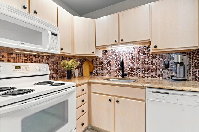 Building Photo - 140 Cypress Club Dr