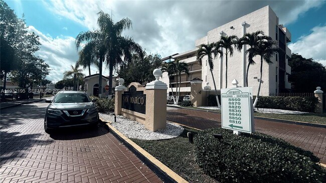 Building Photo - 8860 Fontainebleau Blvd