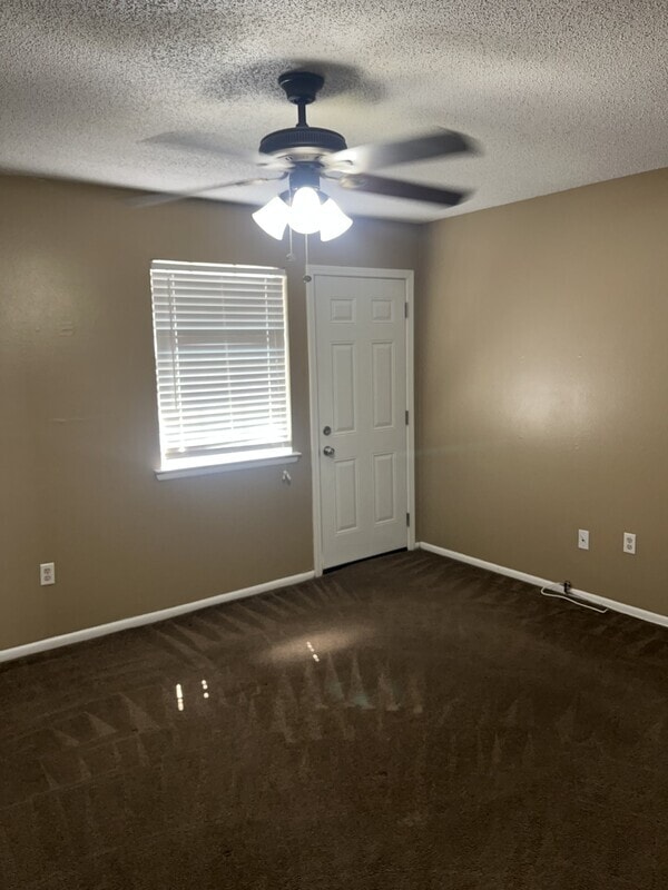 Building Photo - 820 Meadow Glen Ave