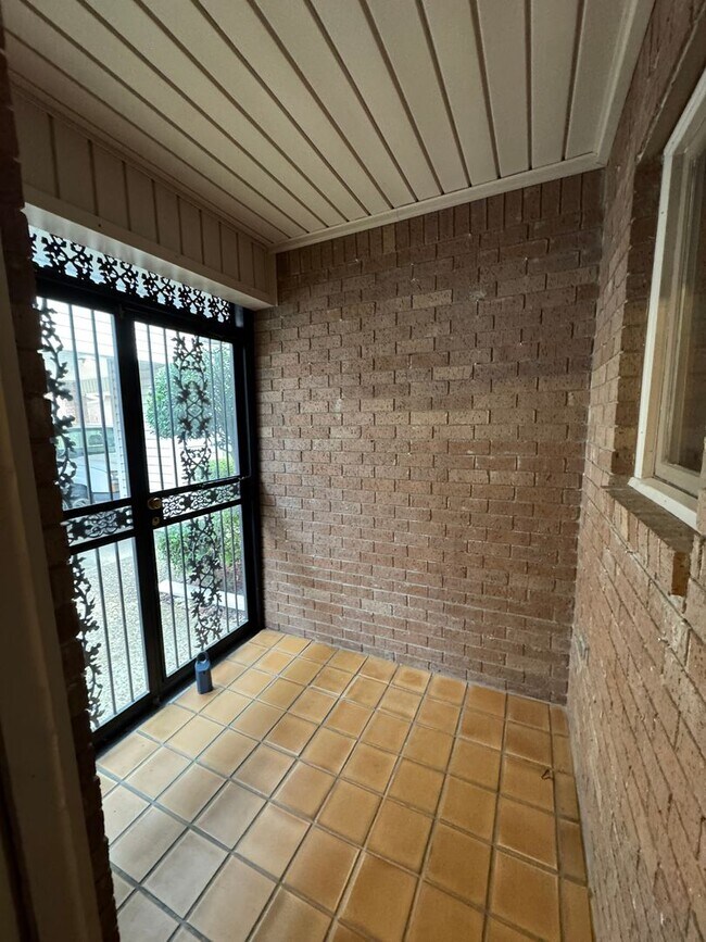 Building Photo - Spacious 2 Bed / 2 Bath Condo in Greenbriar Village