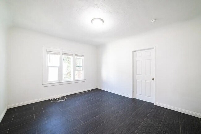 Building Photo - Bright and airy 2-bedroom 2-bath in Mid- City