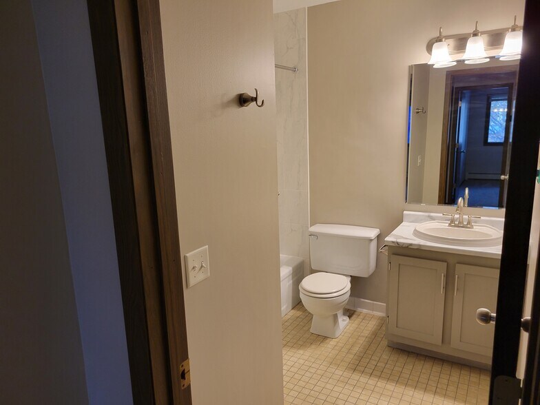 Building Photo - 3917 Heritage Hills Dr