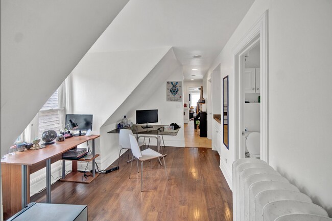 Building Photo - 2026 Maple Ave