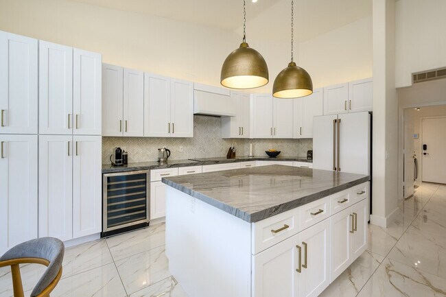 Building Photo - 9375 E Sutherland Way