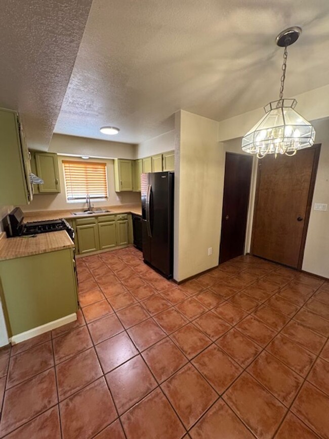 Building Photo - Northwest- 3 bedroom/ 2 bathroom with pool!